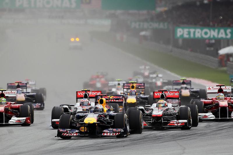 Sebastian Vettel (GER) Red Bull Racing RB7 leads at the start of the race. Formula One World Championship, Rd 2, Malaysian Grand Prix, Race, Sepang, Malaysia, Sunday, 10 April2011