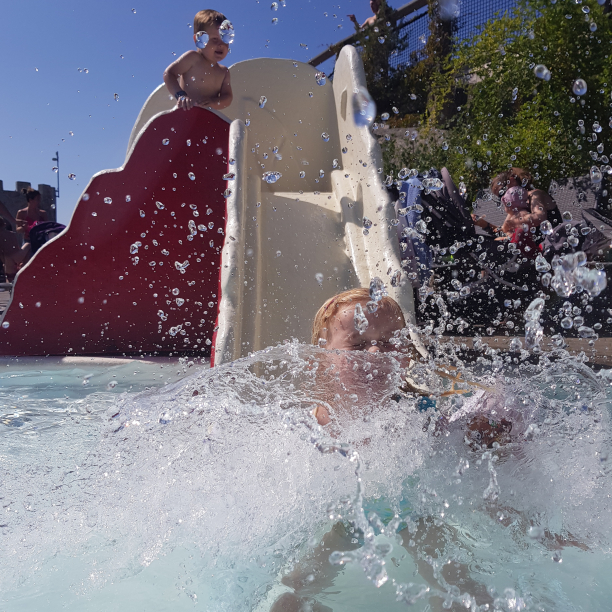 2018-07-20 11:58:44 CET (Tag: people) (Strömstad, Sweden). Cool in the pool.