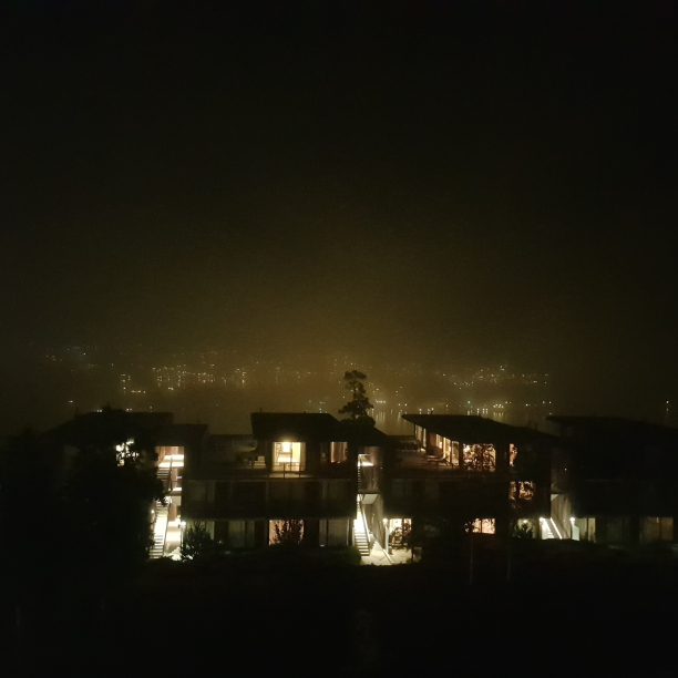 The fog is coming in. A foggy nightshot of an apartment building.