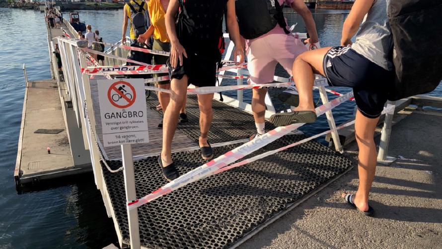 People crossing the closed bridge to Sørenga. Photo by Charlotte Sverdrup. People crossing the closed bridge to Sørenga.
