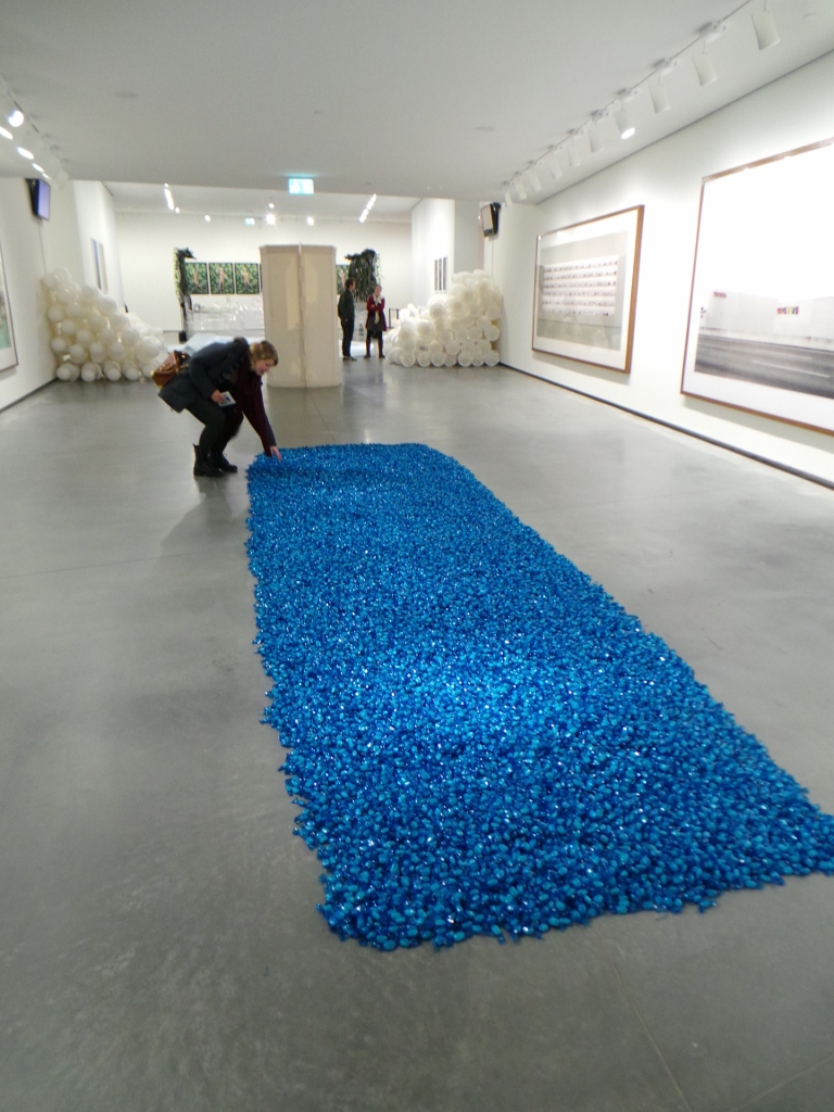 Felix Gonzalez-Torres. Untitled (Blue Placebo), 1991. 130 kg candy, individually wrapped in blue cellophane paper