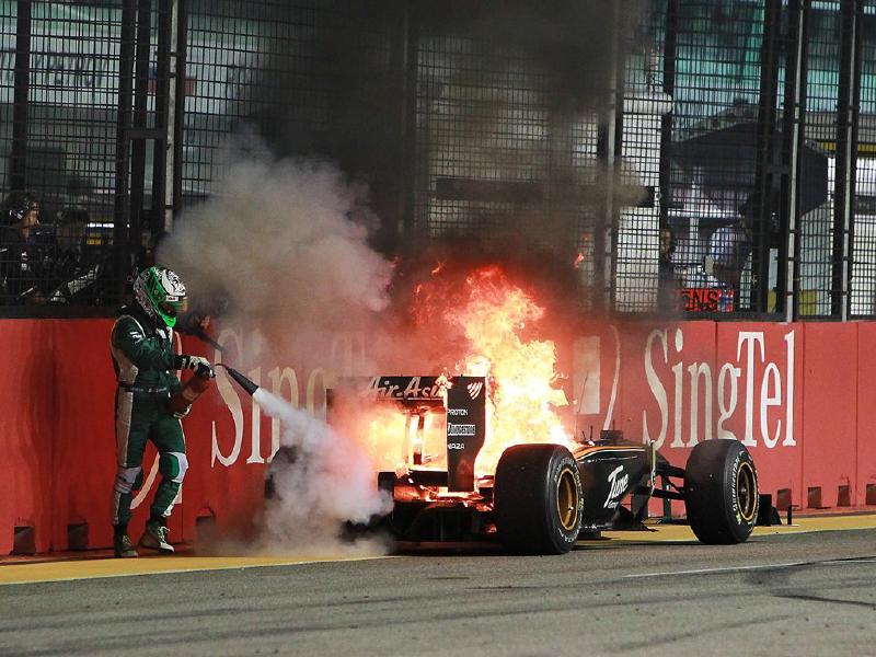 Heikki Kovalainen (FIN) Lotus T127 retires from the race on the final lap with a fire.   Formula One World Championship, Rd 15, Singapore Grand Prix, Race, Marina Bay Street Circuit, Singapore, Sunday, 26 September 2010
