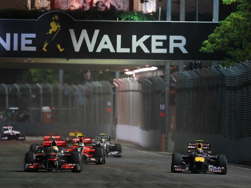 Lewis Hamilton (GBR) McLaren MP4/25 and Mark Webber (AUS) Red Bull Racing RB6 (Right) battle for position.  Formula One World Championship, Rd 15, Singapore Grand Prix, Race, Marina Bay Street Circuit, Singapore, Sunday, 26 September 2010
