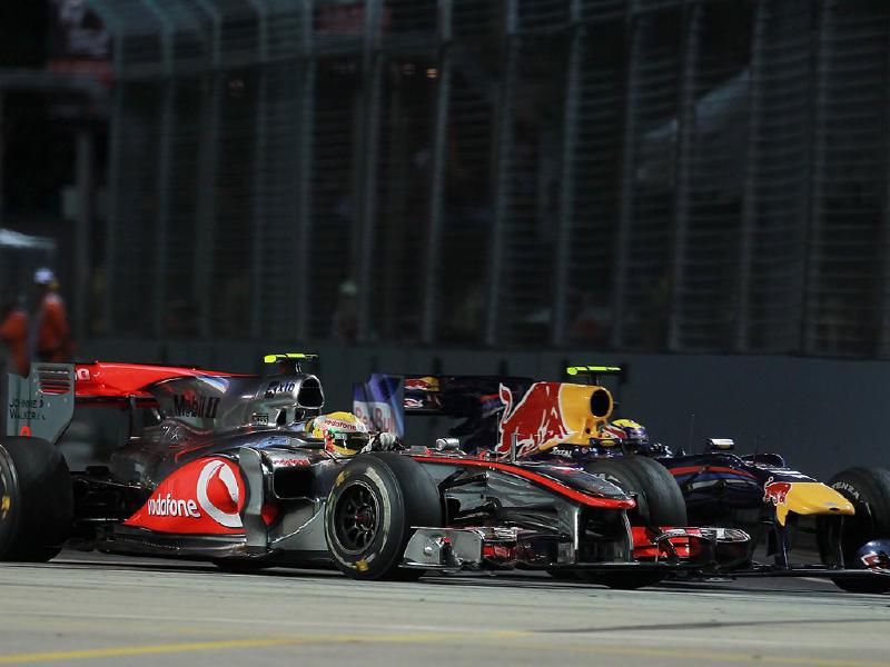 Lewis Hamilton (GBR) McLaren MP4/25 and Mark Webber (AUS) Red Bull Racing RB6 (Right) battle for position and make contact leading to Lewis&rsquo; retirement from the race.  Formula One World Championship, Rd 15, Singapore Grand Prix, Race, Marina Bay Street Circuit, Singapore, Sunday, 26 September 2010