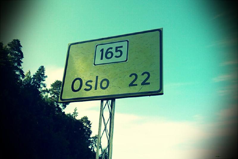 A road sign showing 22 kilometers to Oslo.