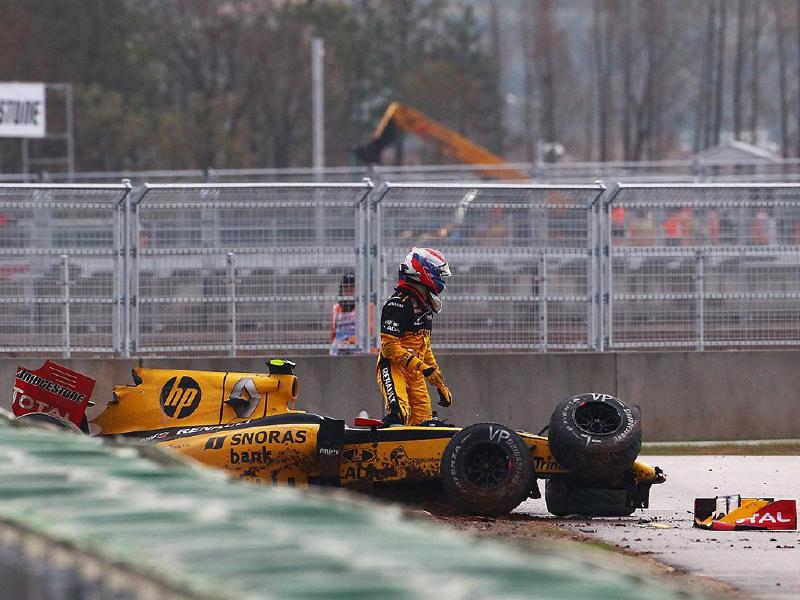 Vitaly Petrov (RUS) Renault R30 crashes out of the race. Formula One World Championship, Rd 17, Korean Grand Prix, Race, Korea International Circuit, Yeongam, South Korea, Sunday, 24 October 2010