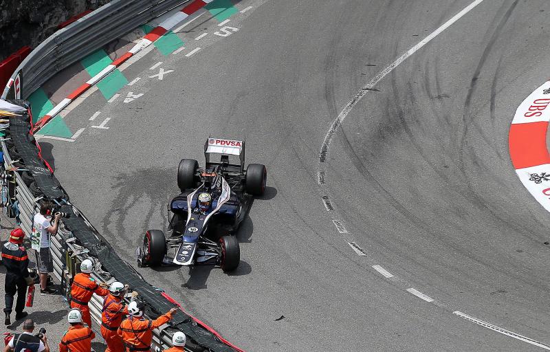 Pastor Maldonado (VEN) Williams FW34 crashes at the start of the race. Formula One World Championship, Rd6, Monaco Grand Prix, Race Day, Monte-Carlo, Monaco, Sunday, 27 May 2012. © Sutton Images. No reproduction without permission.