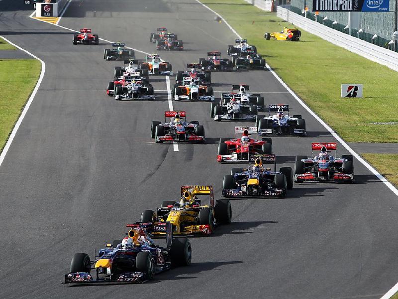 Sebastian Vettel (GER) Red Bull Racing RB6 leads at the start of the race as Vitaly Petrov (RUS) Renault R30 crashes. Formula One World Championship, Rd 16, Japanese Grand Prix, Race, Suzuka, Japan, Sunday, 10 October 2010