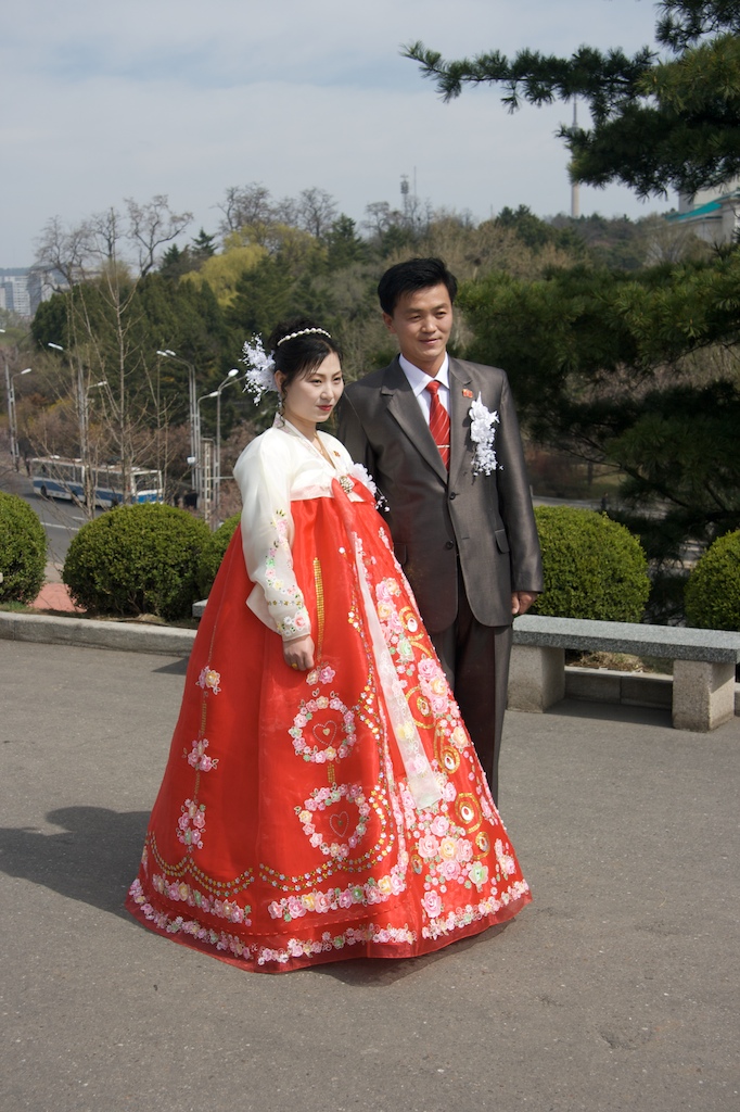 It was very popular to get married on the 15th of April. Here are one of the many happy couples we saw. The picture is of course taken with their permission, they even asked us to have their picture taken.