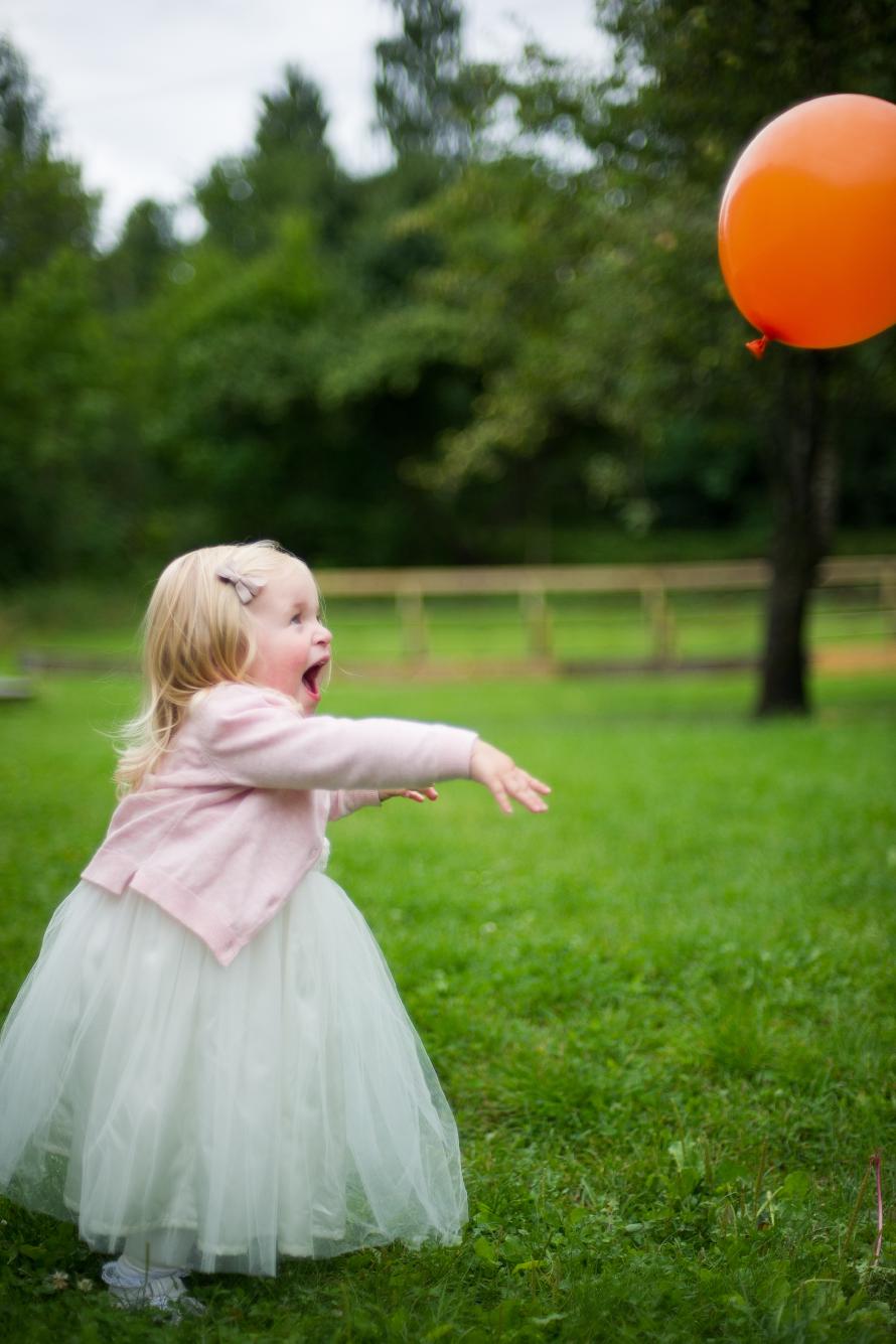 Not old enough to join the party in the evening, but that doesn't matter. Balloon! Not old enough to join the party in the evening, but that doesn’t matter. Balloon!"